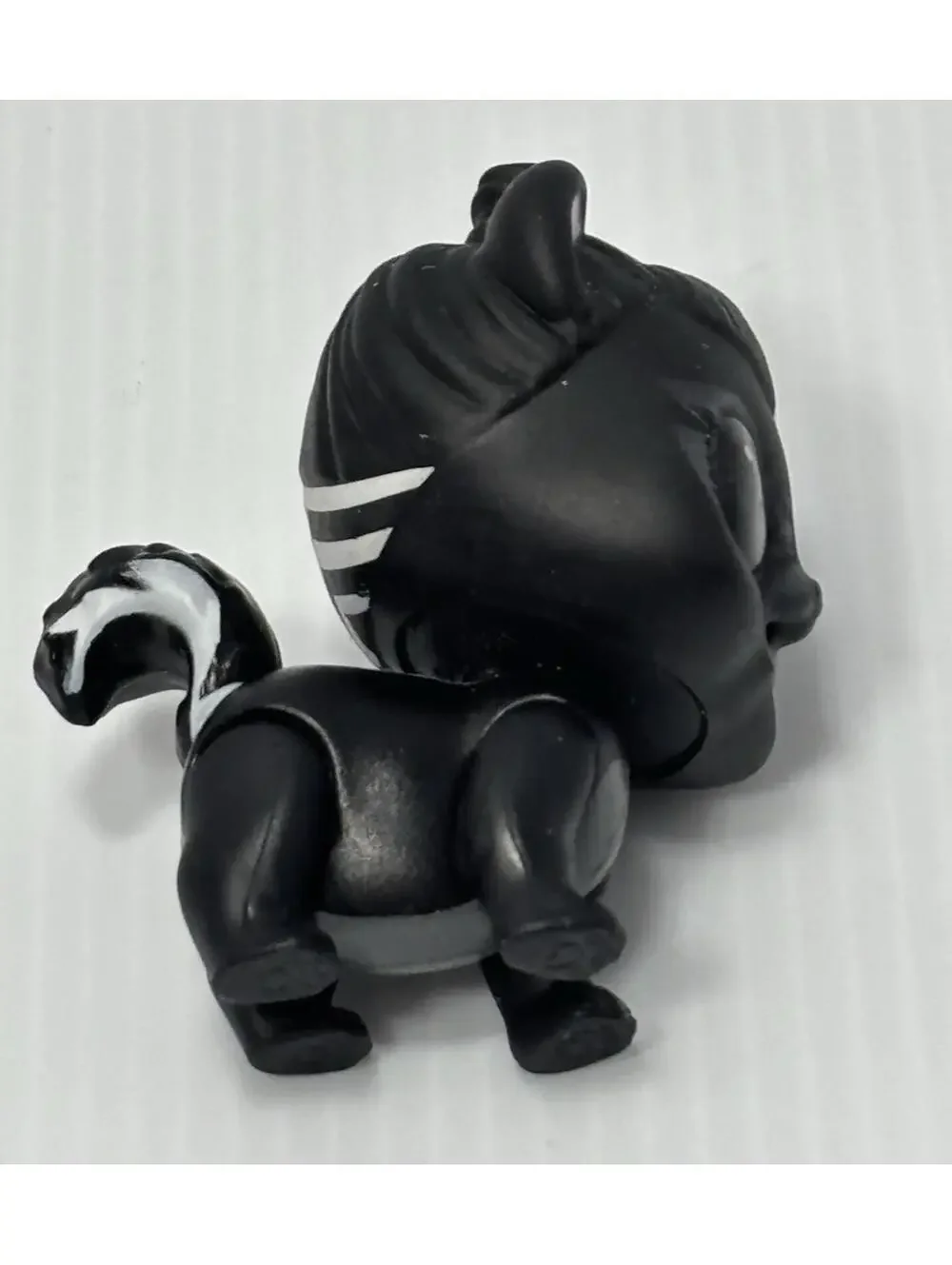 L.O.L. Surprise! Pets Skunk Figure - Black & White Split Hair - 2